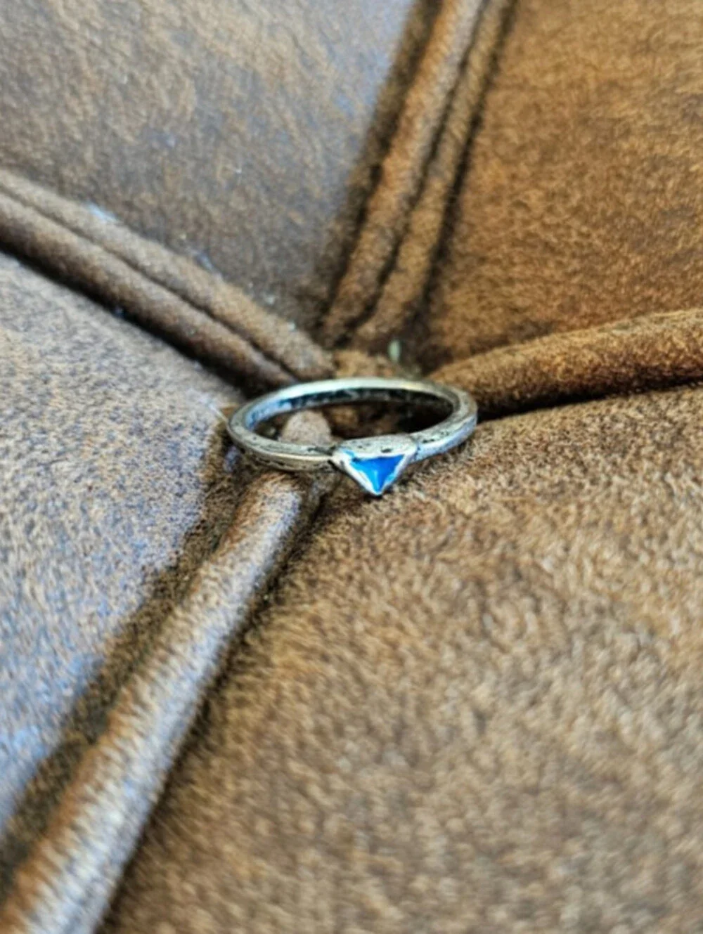 delicate silver-tone band w/ small pointed triangle-shaped blue gemstone Sz 4